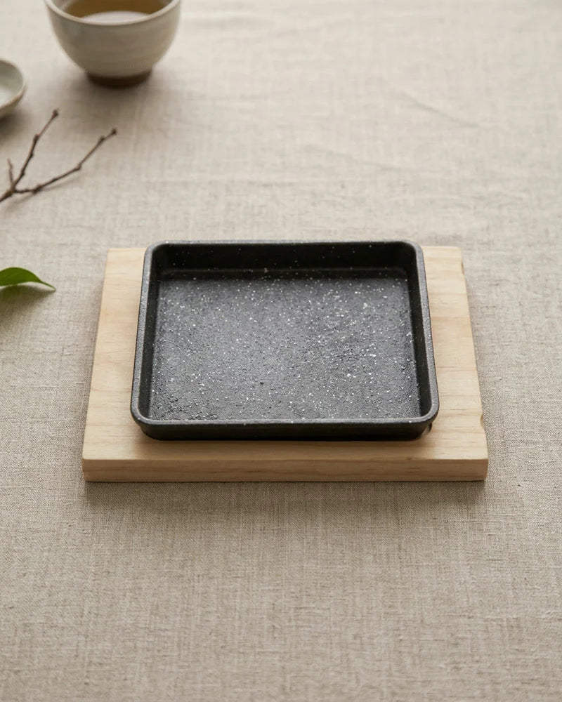 Suehirocho BBQ Plate – Cast Iron & Wood product photo