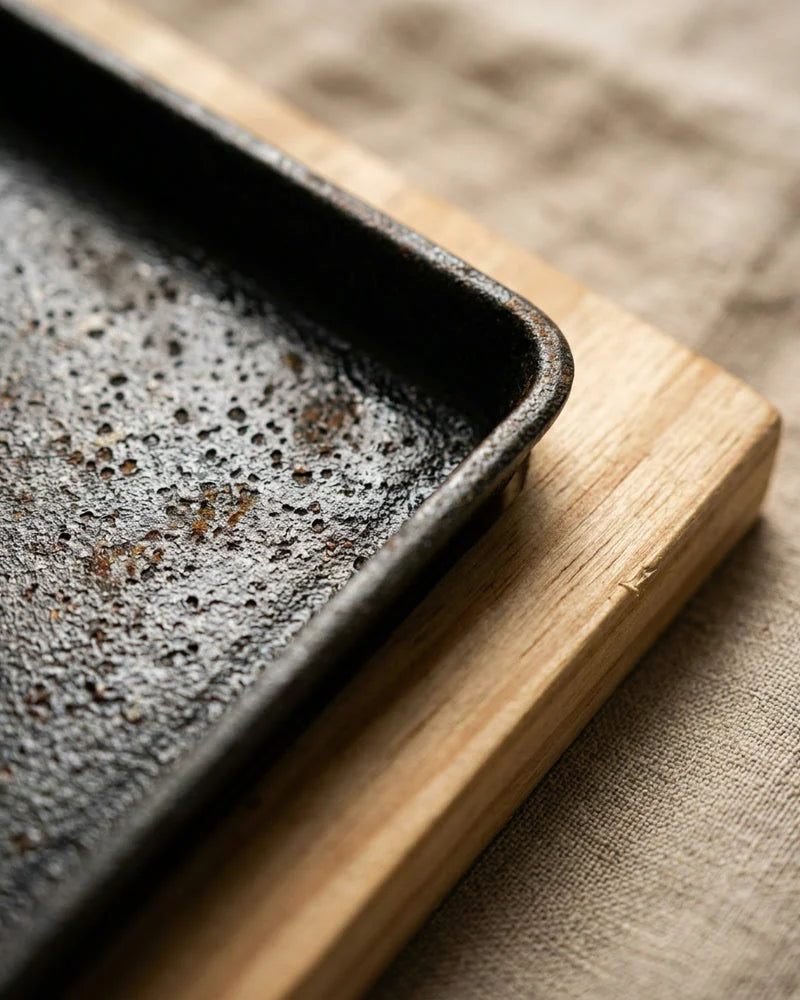 Suehirocho BBQ Plate – Cast Iron & Wood detail photo
